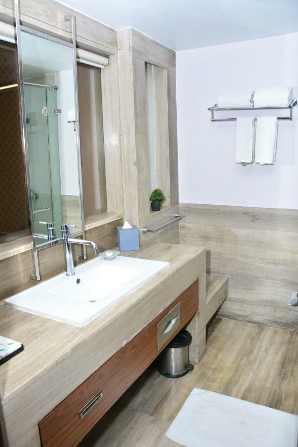 Quality Inn Gurgaon Exteriör bild